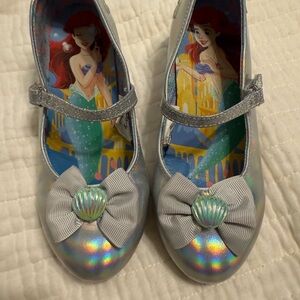 Ariel Silver iridiscent Kids Shoes with Bow and Shell Detail